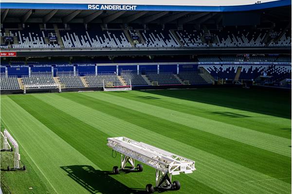 Aménagement terrain du stade en gazon hybride Grassmaster avec chauffage - Sportinfrabouw NV